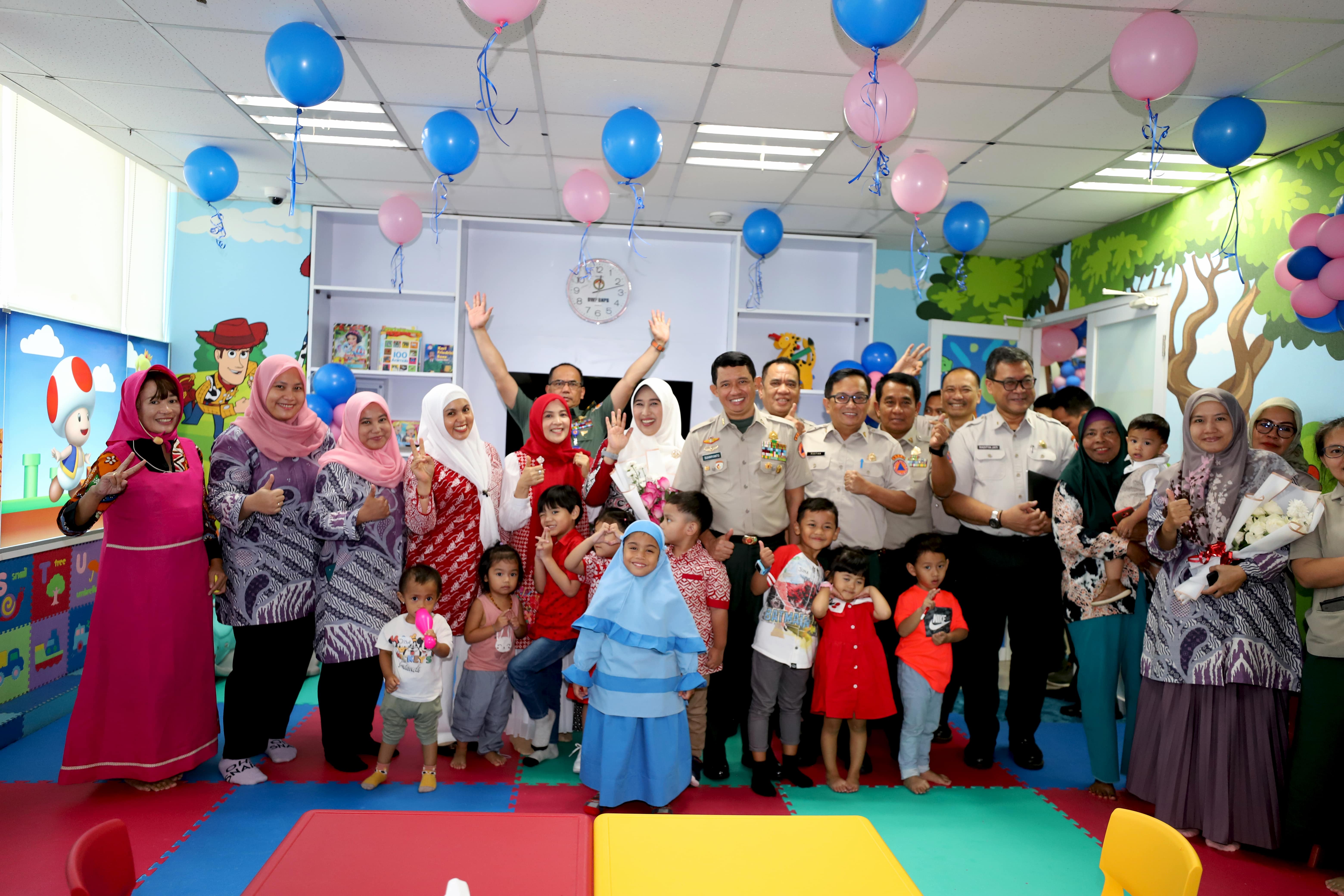 Foto bersama Kepala BNPB dengan pengurus DWP, Kepala sekolah daycare, pengurus daycare, dan anak-anak pegawai BNPB yang dititipkan di Daycare Cinta Agnimaya BNPB Senin (7/8).